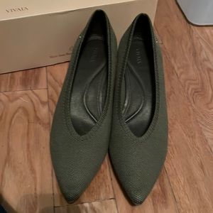 Kitten heel stretch pumps